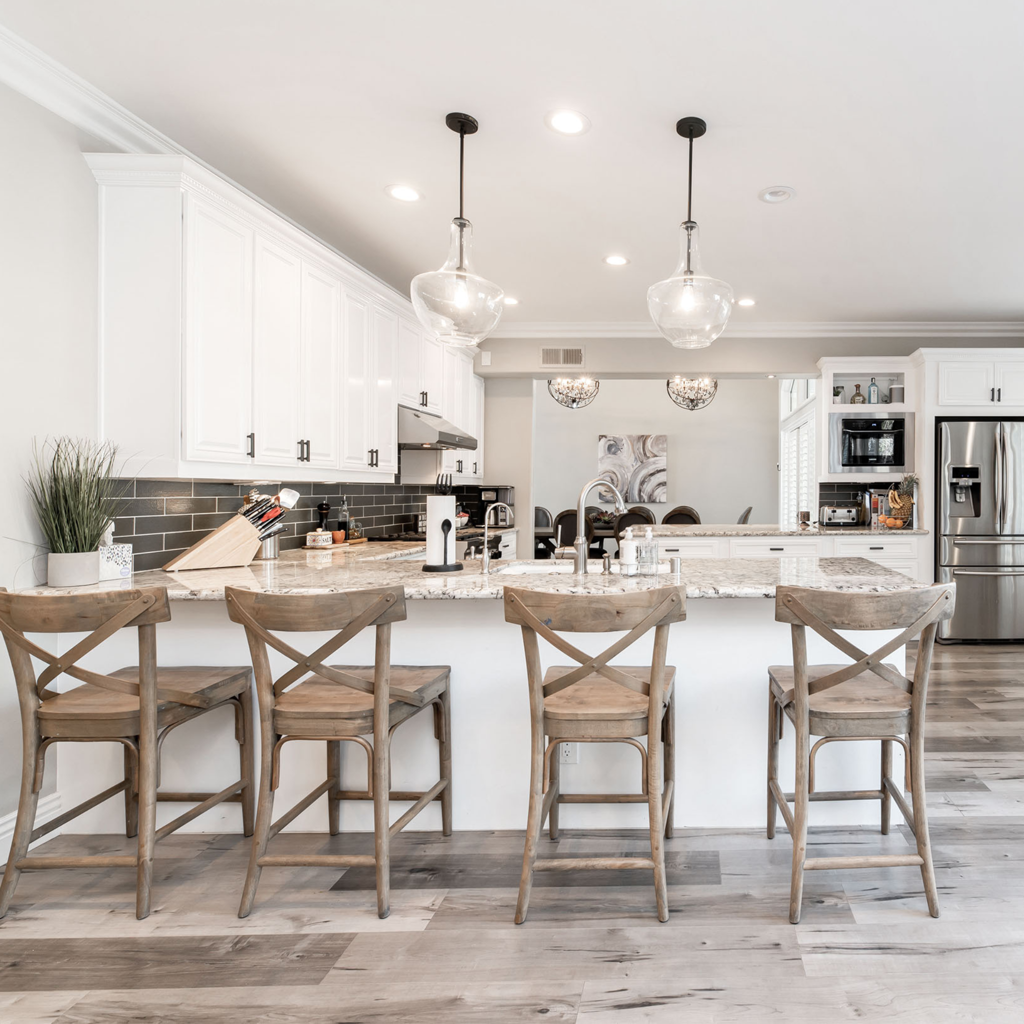 BG: Modern Realtor Light