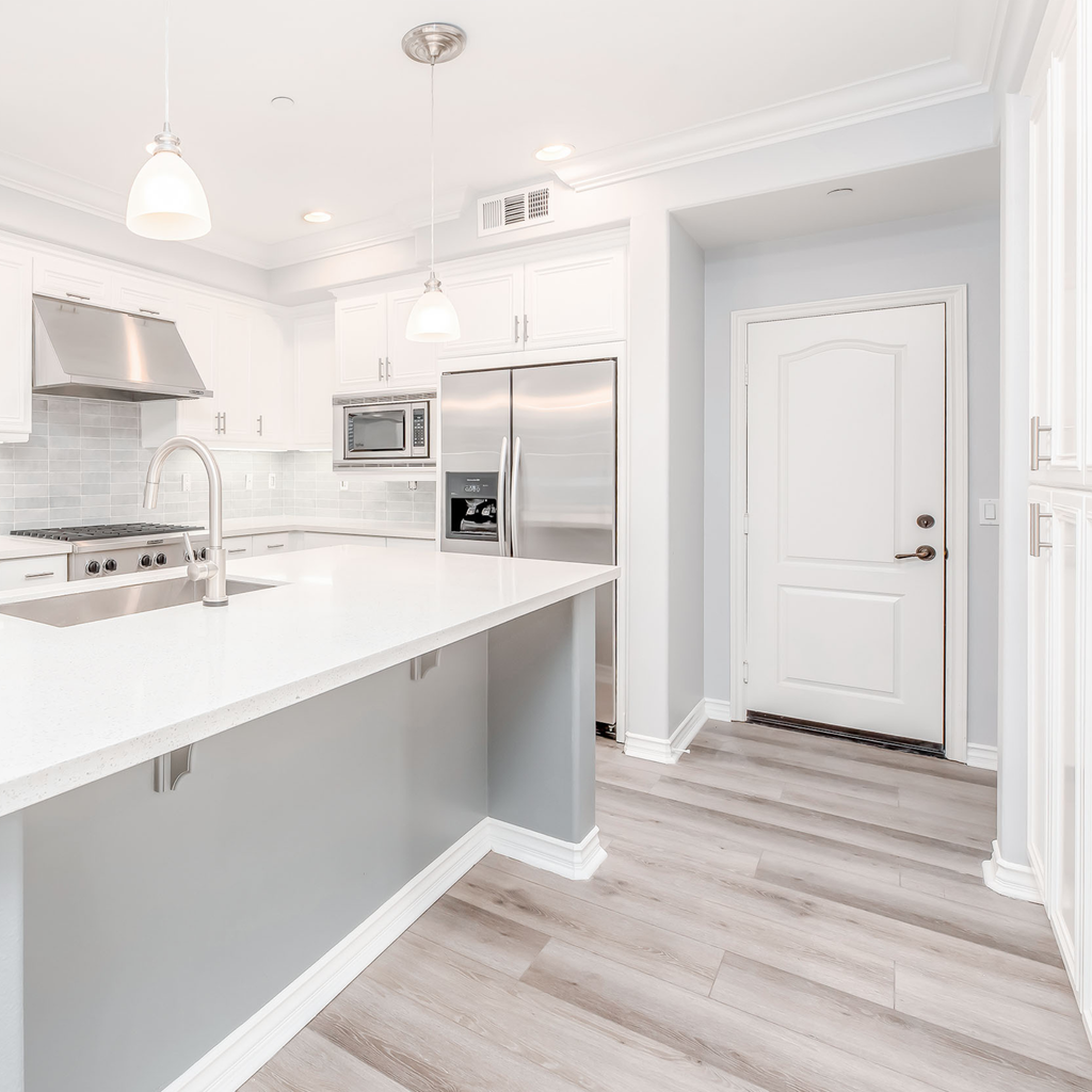 BG: Modern Realtor Light